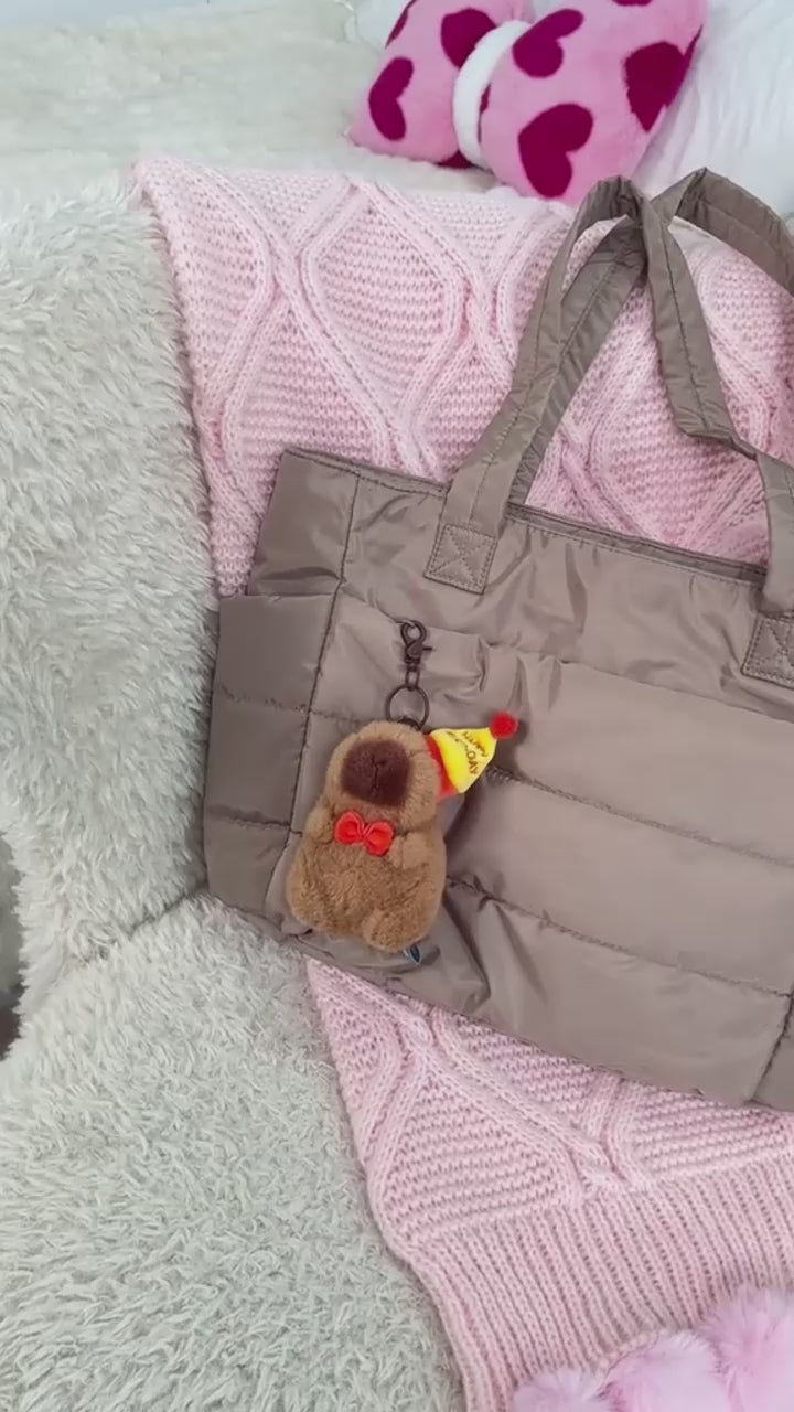 „Brązowa torba Softi wypełniana książkami i laptopem, prezentacja pojemności i przegródek.”