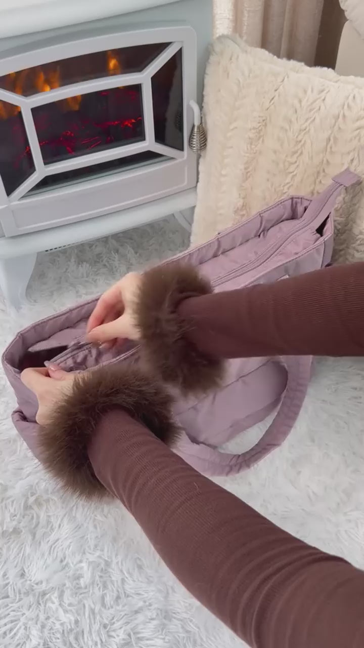 „Różowa torba Softi pakowana książkami i laptopem, pokaz pojemności i praktycznych przegródek.”