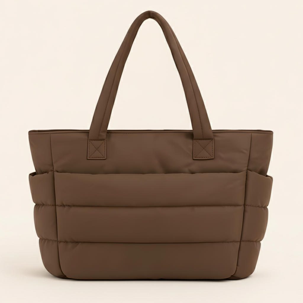 „Brązowa torba Softi z pikowanym wykończeniem, widok z przodu na jasnym tle.”