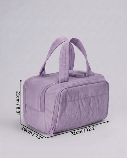 Grafika przedstawiająca zamkniętą, fioletową kosmetyczkę Pufi z wyraźnie oznaczonymi wymiarami: długość 31 cm (12.2"), szerokość 19 cm (7.5") oraz wysokość 21 cm (8.3").