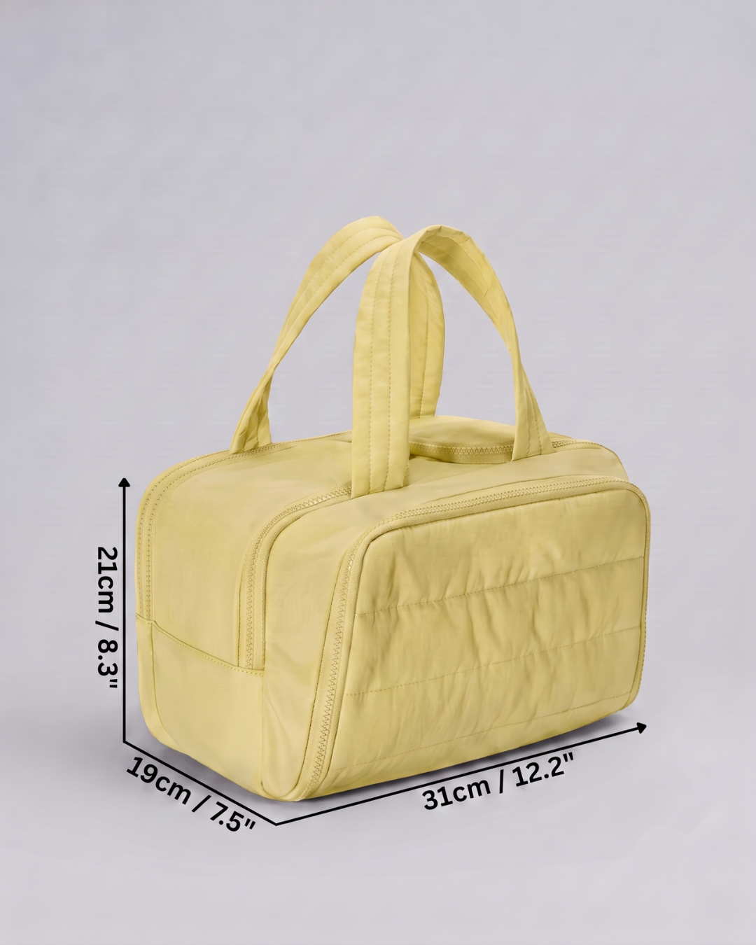 Grafika przedstawiająca zamkniętą, złotą kosmetyczkę Pufi z wyraźnie oznaczonymi wymiarami: długość 31 cm (12.2"), szerokość 19 cm (7.5") oraz wysokość 21 cm (8.3").